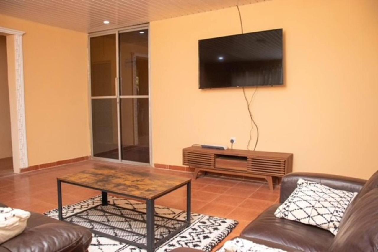 Fully Aircondition 3Bed Villa- A C- Wifi- Hotwater Freetown Eksteriør bilde