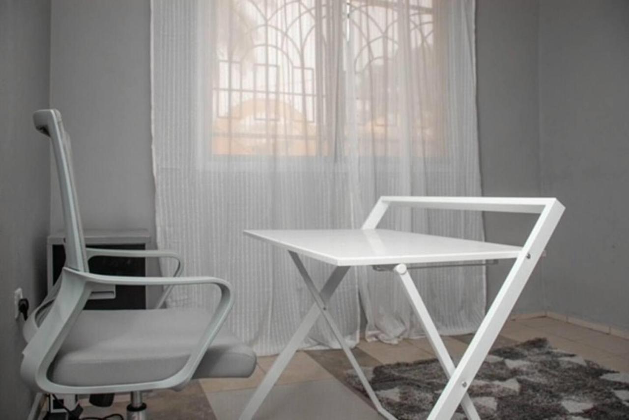 Fully Aircondition 3Bed Villa- A C- Wifi- Hotwater Freetown Eksteriør bilde