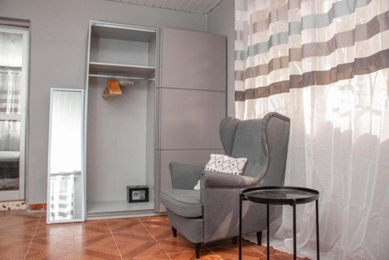 Fully Aircondition 3Bed Villa- A C- Wifi- Hotwater Freetown Eksteriør bilde