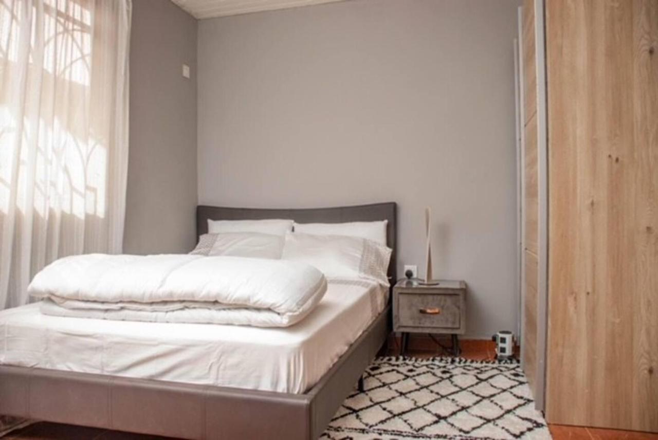 Fully Aircondition 3Bed Villa- A C- Wifi- Hotwater Freetown Eksteriør bilde