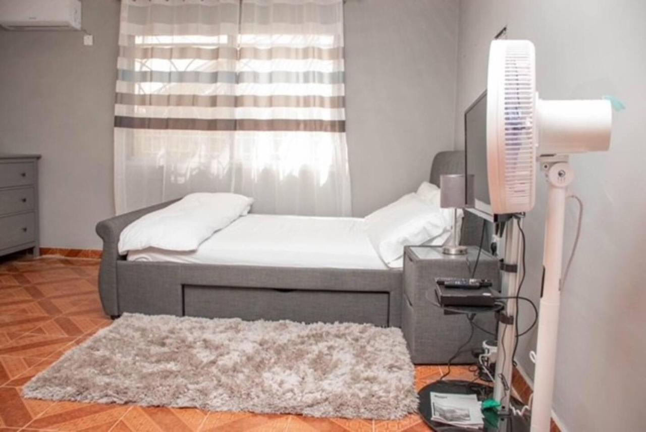 Fully Aircondition 3Bed Villa- A C- Wifi- Hotwater Freetown Eksteriør bilde