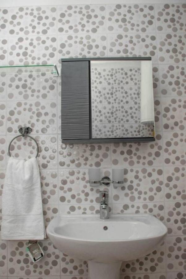 Fully Aircondition 3Bed Villa- A C- Wifi- Hotwater Freetown Eksteriør bilde