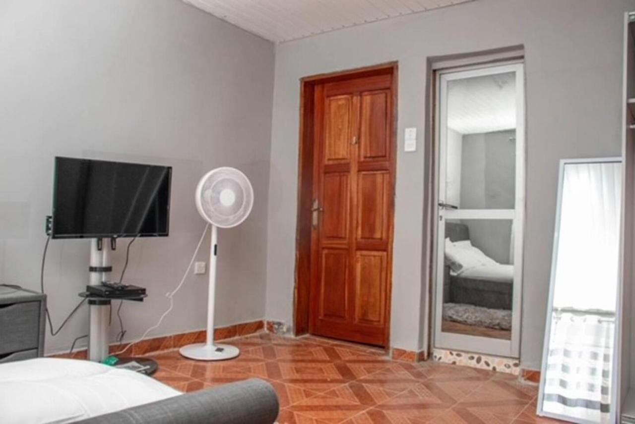 Fully Aircondition 3Bed Villa- A C- Wifi- Hotwater Freetown Eksteriør bilde