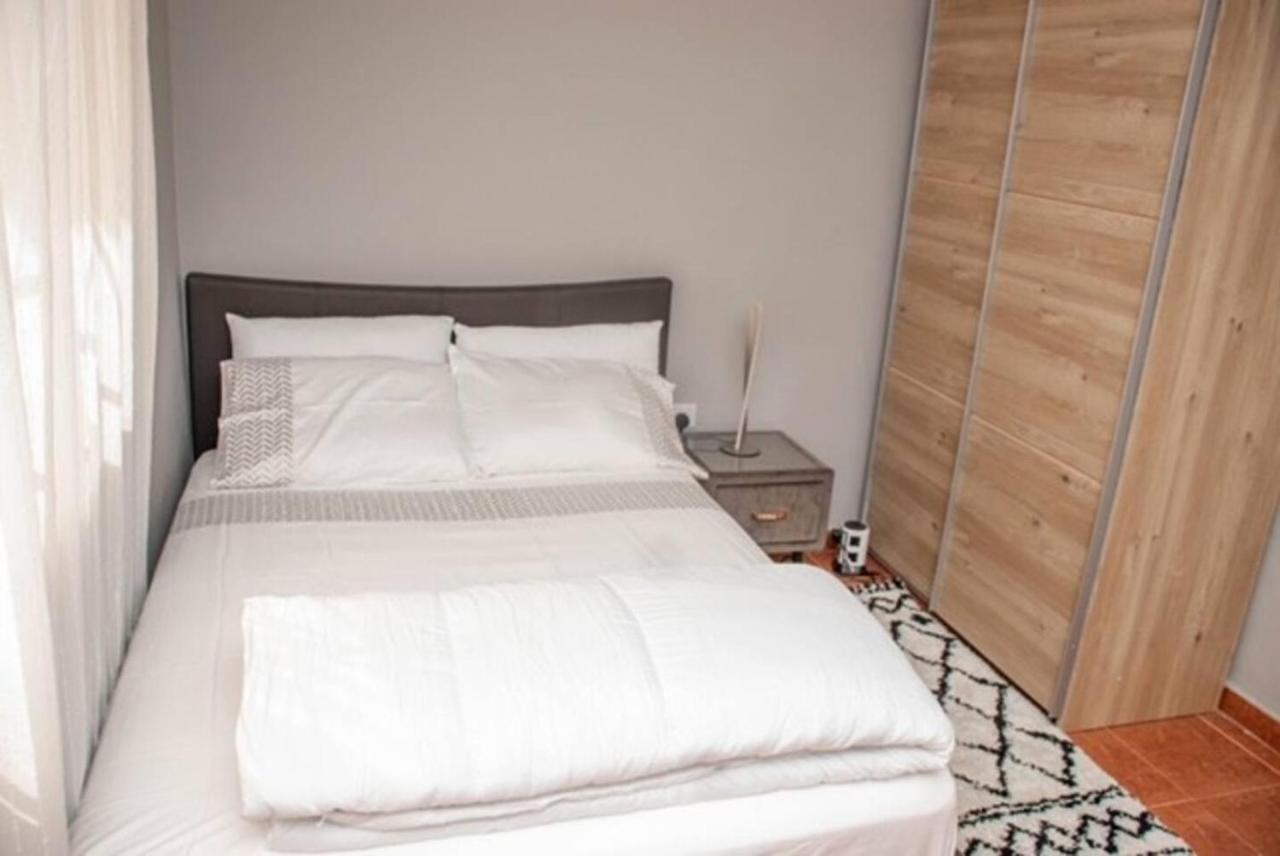 Fully Aircondition 3Bed Villa- A C- Wifi- Hotwater Freetown Eksteriør bilde