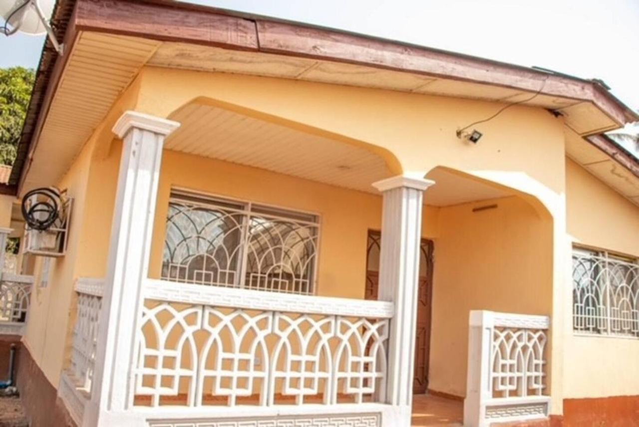 Fully Aircondition 3Bed Villa- A C- Wifi- Hotwater Freetown Eksteriør bilde
