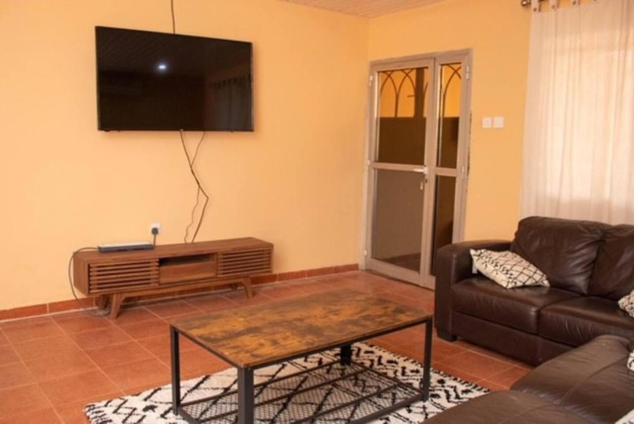 Fully Aircondition 3Bed Villa- A C- Wifi- Hotwater Freetown Eksteriør bilde