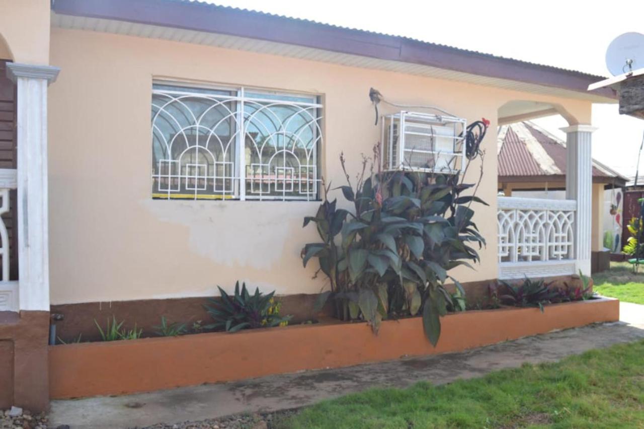 Fully Aircondition 3Bed Villa- A C- Wifi- Hotwater Freetown Eksteriør bilde